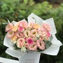 Композиция «Букет в кашпо» из эустом и гвоздик