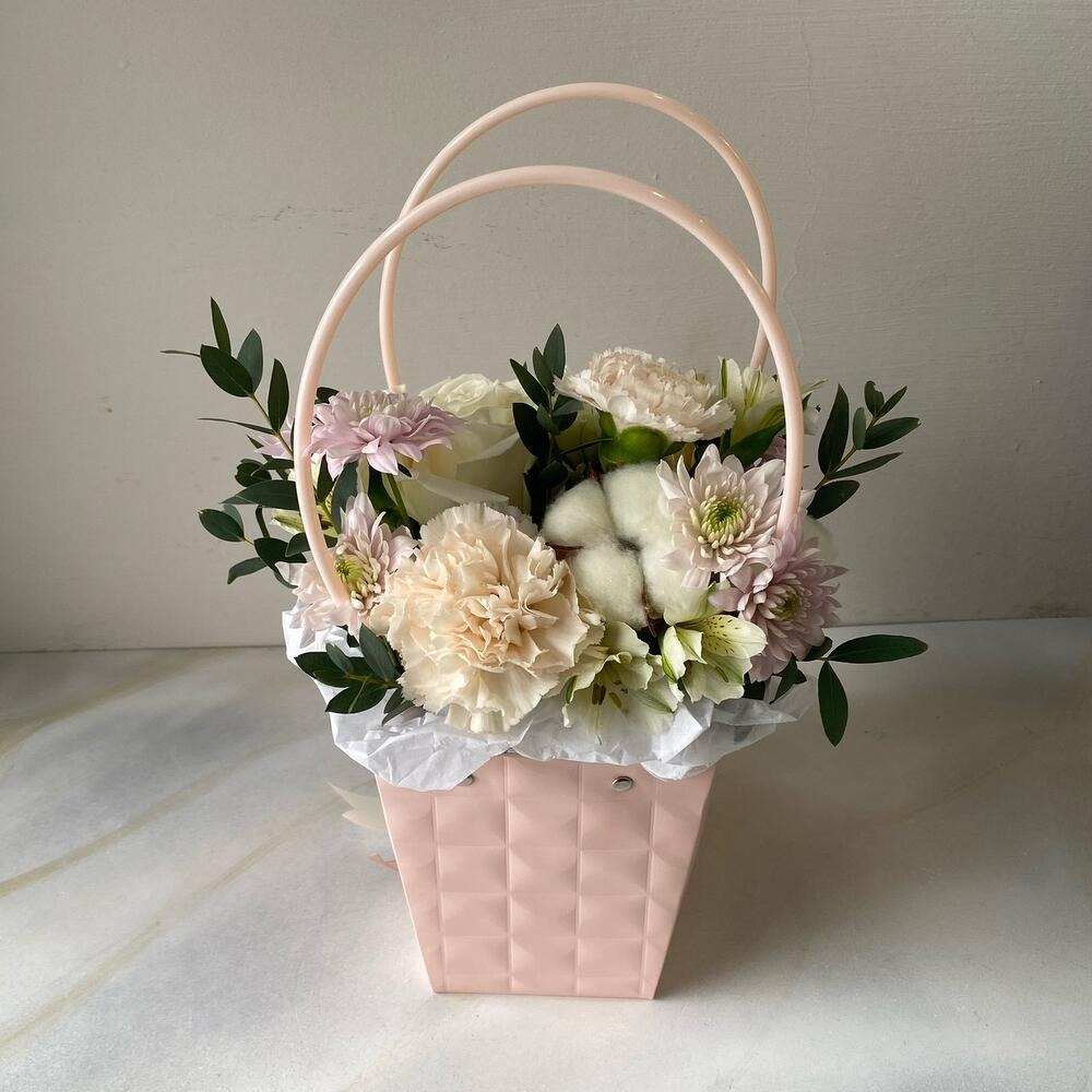 Цветы в коробке"Комплимент" из гвоздик и роз