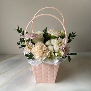 Цветы в коробке"Комплимент" из гвоздик и роз