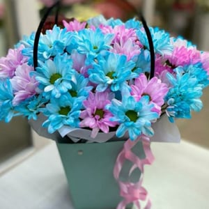 Коробка с цветами «Композиция "Лунная радуга"» из хризантем