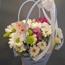 Корзина с цветами «Тепло весны» из хризантем и альстромерий