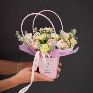 Коробка с цветами «Композиция в сумочке "Настенька"»