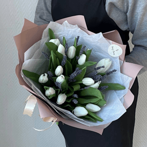 Белые тюльпаны с лавандой букет