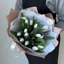 Белые тюльпаны с лавандой букет