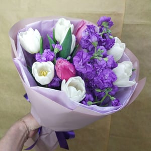 Букет «Тюльпаны с маттиолой»