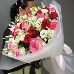 Букет «История любви» из роз и эустом