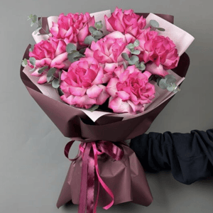 Букет пышных роз с эвкалиптом