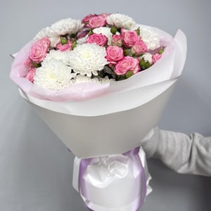 Букет из кустовых роз и хризантем "Элли"