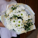 Букет «Поле полюшко» из ромашек и хризантем