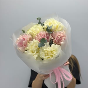 Букет «Микс из французских роз с эвкалиптом»