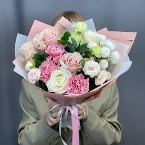 Букет Tendre Colore из роз и хризантем