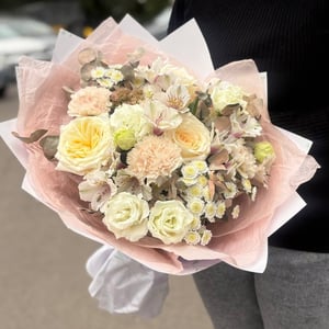Букет «Нежное признание» из роз и альстромерий