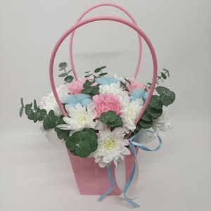 Коробка с цветами «Сумочка с цветами Нежность» из хризантем