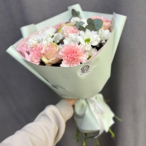 Букет «Мятный рай» из гвоздик и хризантем