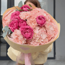 Букет из гортензии и пионовидных роз