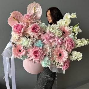 Шляпная коробка с цветами «Премиум короб цветы живые» из гербер и экзотических цветов