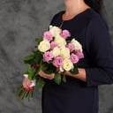 Букет из 15 белых и розовых роз