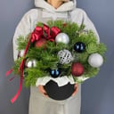 Шляпная коробка с цветами «Композиция с пихтой и игрушками 2»