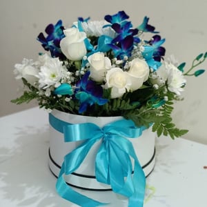 Композиция «Лазурная фантазия» из роз и хризантем