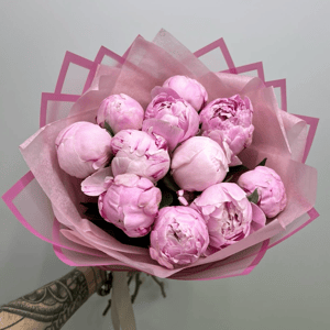 Букет «Ароматные пионы Сара розовые в тишью 11 шт»