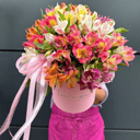 Шляпная коробка с цветами «Коробочка с альстромерией»