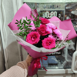 Букет малиноаых роз с розовой хризантемой