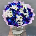 Яркий букет с орхидеей космос из хризантем