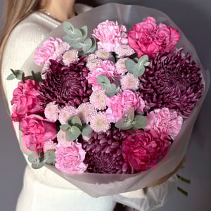 Букет с осенними хризантемами бигуди из гвоздик и роз