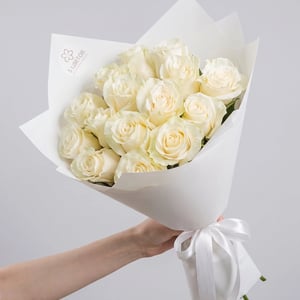 Букет из 15 белых роз 50 см