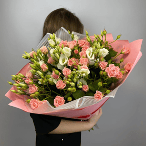 Букет из розовых кустовых роз и эустом