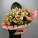 Букет из розовых кустовых роз и эустом