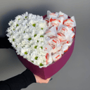 Композиция в форме сердца «Коробочка с конфетамм» из хризантем