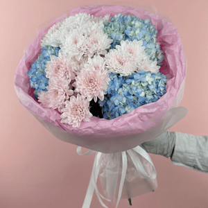 Букет с хризантемой и гортензией