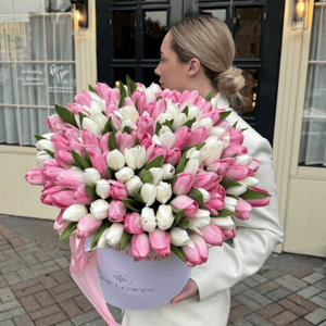 Шляпная коробка с цветами «Букет из нежных тюльпанов»