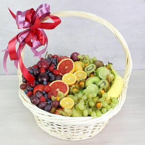 Композиция из клубники «Фруктовая корзина две стороны»