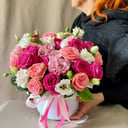 Шляпная коробка с цветами «Цветы в коробке из кустовых роз и эустом»