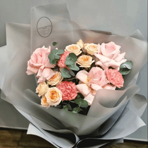 Букет «Страсть и нежность» из роз и гвоздик