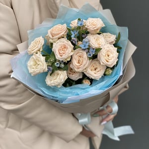 Букет из кустовой розы и оксипеталума