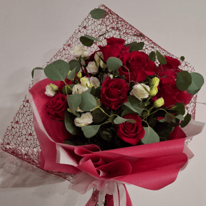 Букет из красных роз и эустомы