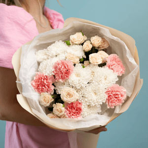 Букет "Кремовое облако" из гвоздик и роз