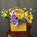 Коробка с цветами «Madame Totem in Yellow» из альстромерий и хризантем