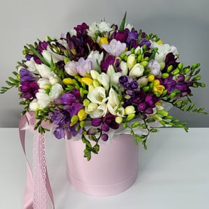 Шляпная коробка с цветами «Эндорфин» из фрезии и тюльпанов