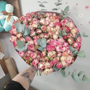 Букет кустовых роз 35шт с эвкалиптом