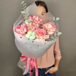 Букет розовых роз с хлопком