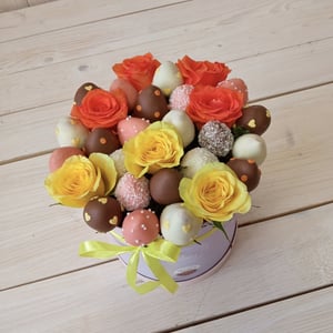 Шляпная коробка с цветами М