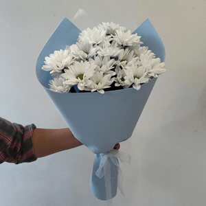 Букет-комплимент из ромашковых хризантем