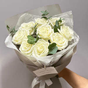 Букет «Белые розы с эвкалиптом 9 шт»