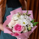 Нежный букет из роз и эустом