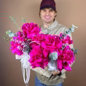 Яркая корзинка французских роз