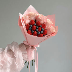 Букет с розами и клубникой "Сиена"